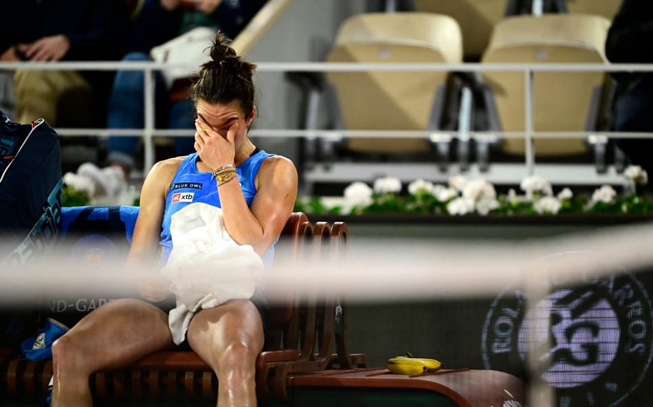 France's Lois Boisson reacts as she sits on the bench during her women's singles semi-final match against US Coco Gauff on day 12 of the French Open tennis tournament on Court Philippe-Chatrier at the Roland-Garros Complex in Paris on June 5, 2025. (Photo by JULIEN DE ROSA / AFP)