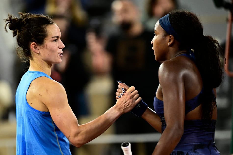 Winner US Coco Gauff (R) shakes hands with France's Lois Boisson at the end of their women's singles semi-final match on day 12 of the French Open tennis tournament on Court Philippe-Chatrier at the Roland-Garros Complex in Paris on June 5, 2025. (Photo by JULIEN DE ROSA / AFP)