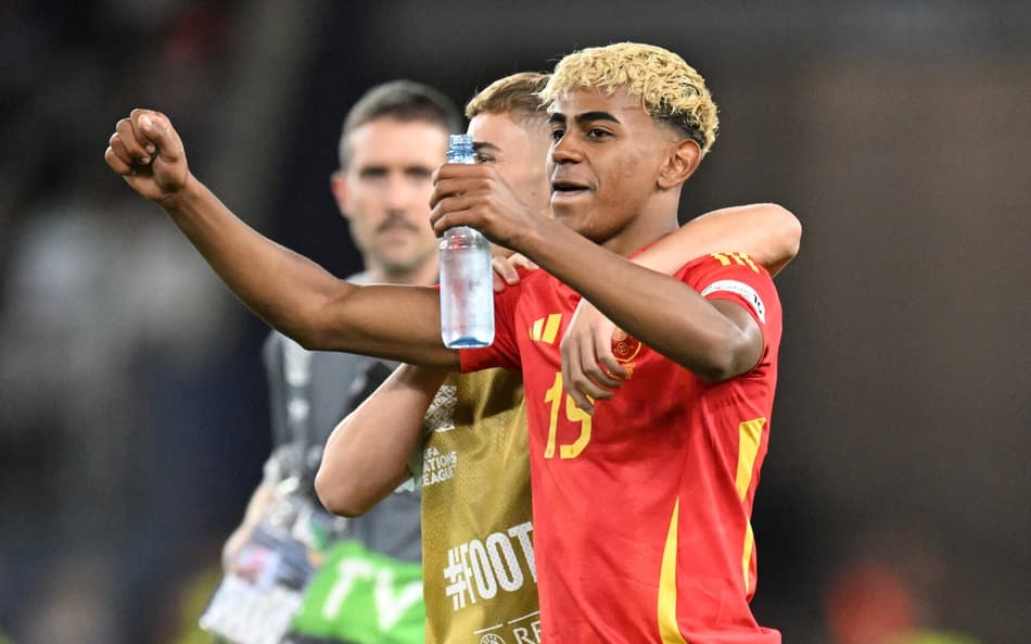 Yamal falou sobre Cristiano Ronaldo depois do confronto com a França na Nations League (Foto: Thomas KIENZLE / AFP)