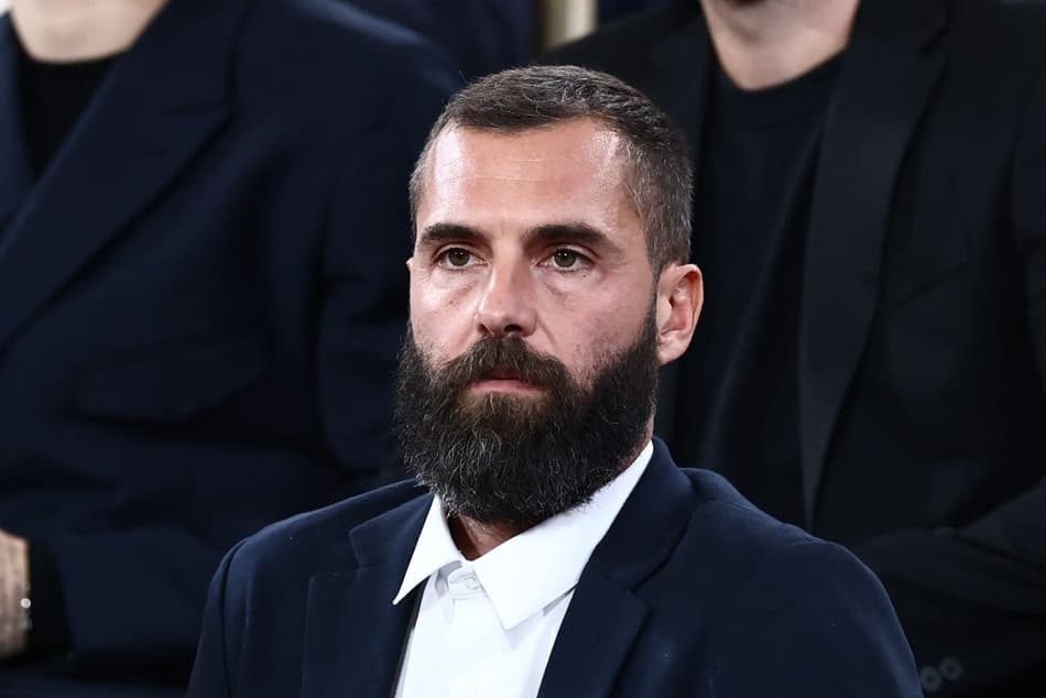 O ex-tenista francês Benoit Paire acompanhando a semifinal entre Alcaraz e Musetti (Foto: Thibaud MORITZ / AFP)
