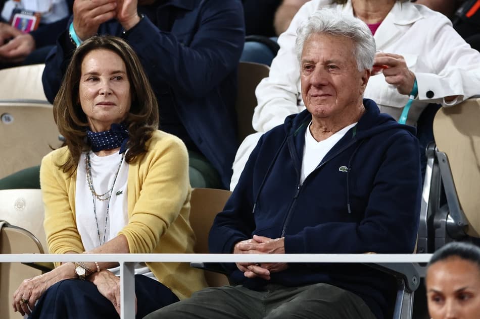 O ator americano Dustin Hoffman (d) com a esposa, Lisa Hoffman, em um dos camarotes em Roland Garros (Foto: Thibaud MORITZ / AFP)