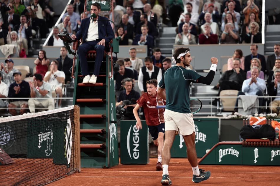O italiano Lorenzo Musetti na partida contra o espanhol Carlos Alcaraz em Roland Garros (Foto: Thibaud MORITZ / AFP)
