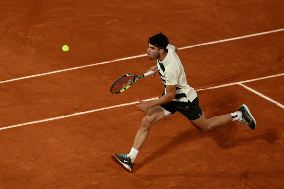 O espanhol Carlos Alcaraz na partida contra o italiano Lorenzo Musetti em Roland Garros (Foto: Alain JOCARD / AFP)