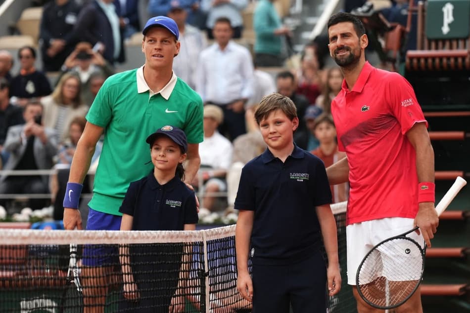 O italiano Jannik Sinner (e) e o sérvio Novak Djokovic posam antes da semifinal de Roland Garros (Foto: Dimitar DILKOFF / AFP)
