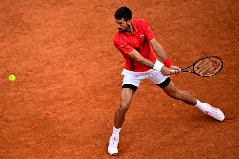 O sérvio Novak Djokovic na semifinal de Roland Garros contra o italiano Jannik Sinner (Foto: JULIEN DE ROSA / AFP)