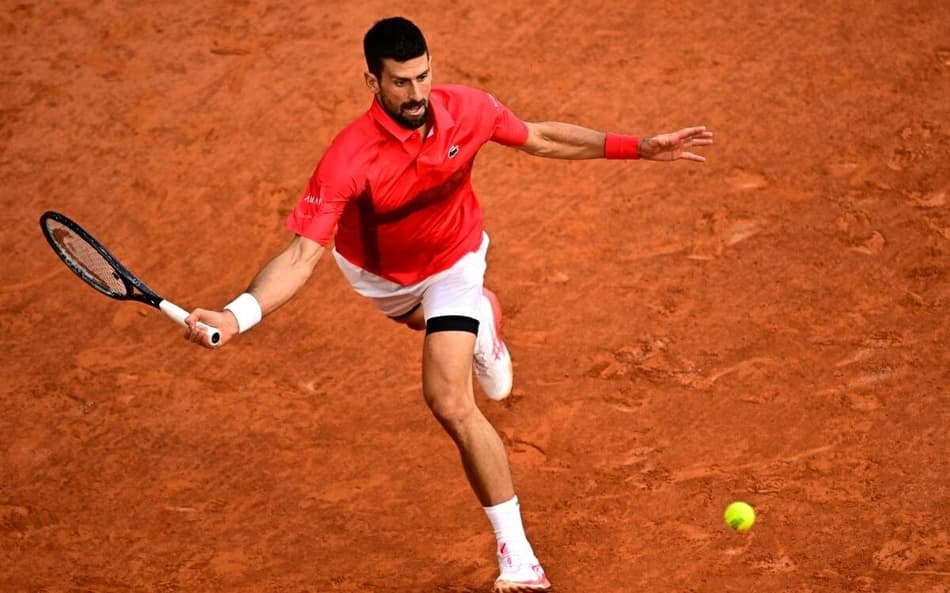 O sérvio Novak Djokovic na partida contra o italiano Jannik Sinner em Roland Garros (Foto: JULIEN DE ROSA / AFP)