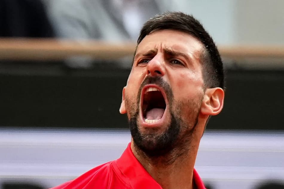 O sérvio Novak Djokovic solta o grito na semifinal de Roland Garros contra o italiano Jannik Sinner (Foto: Dimitar DILKOFF / AFP)