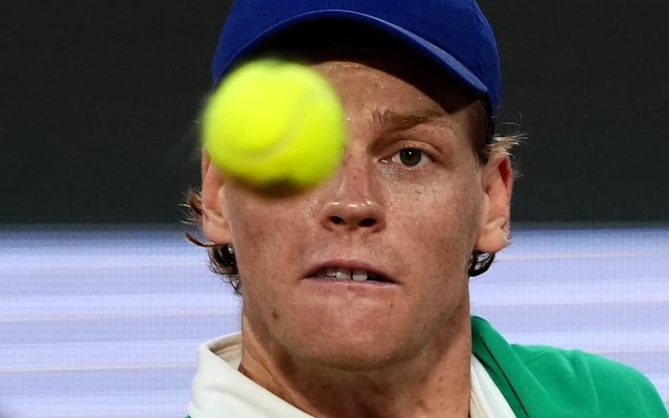 Jannik Sinner olha a bola na vitória sobre o sérvio Novak Djokovic na semifinal de Roland Garros (Foto: Dimitar DILKOFF / AFP)