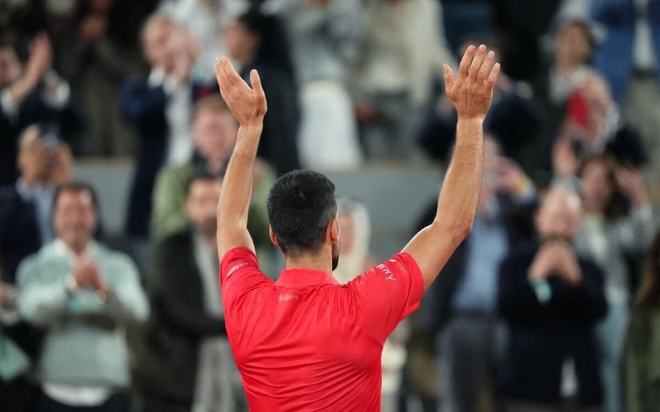 O sérvio Novak Djokovic saúda o público após perder a semifinal de Roland Garros para o italiano Jannik Sinner (Foto: Dimitar DILKOFF / AFP)