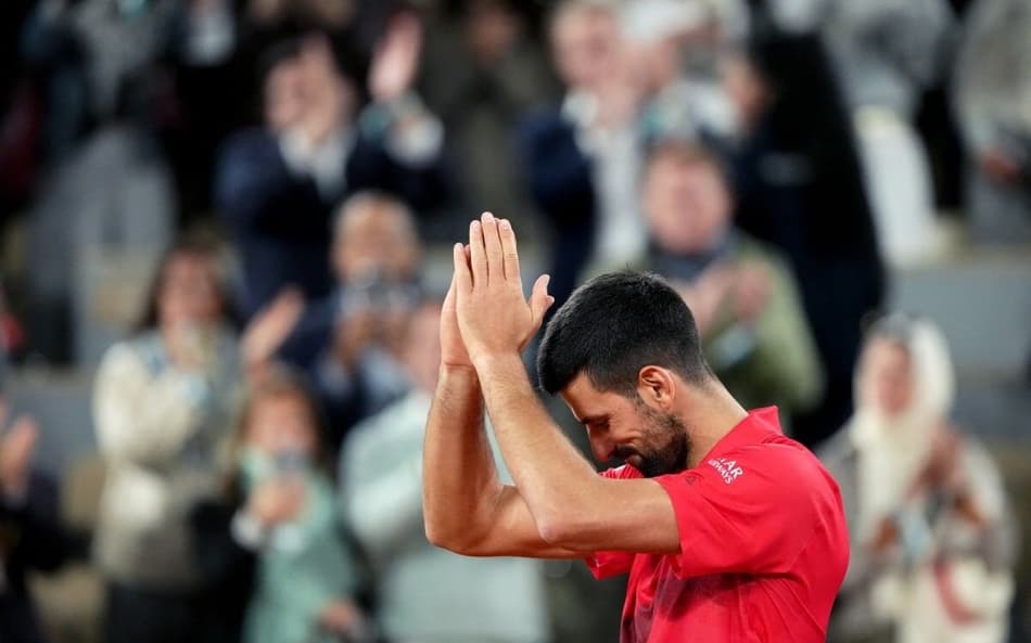 O sérvio Novak Djokovic agradece o carinho do público em Roland Garros (Foto: Dimitar DILKOFF / AFP)