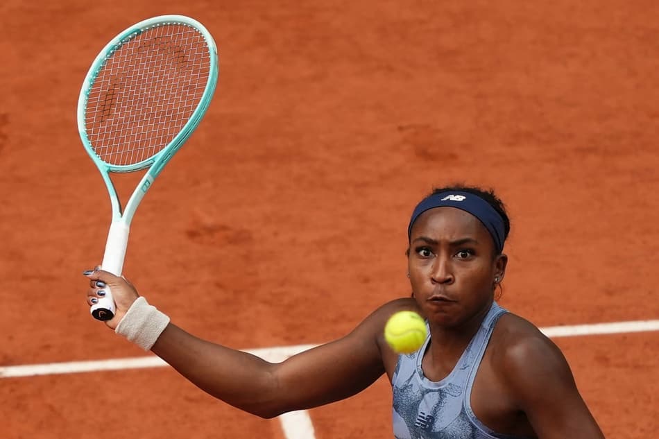 A americana Coco Gauff prepara o forehand na final de Roland Garros contra a bielorrussa Aryna Sabalenka (Foto: Dimitar DILKOFF / AFP)