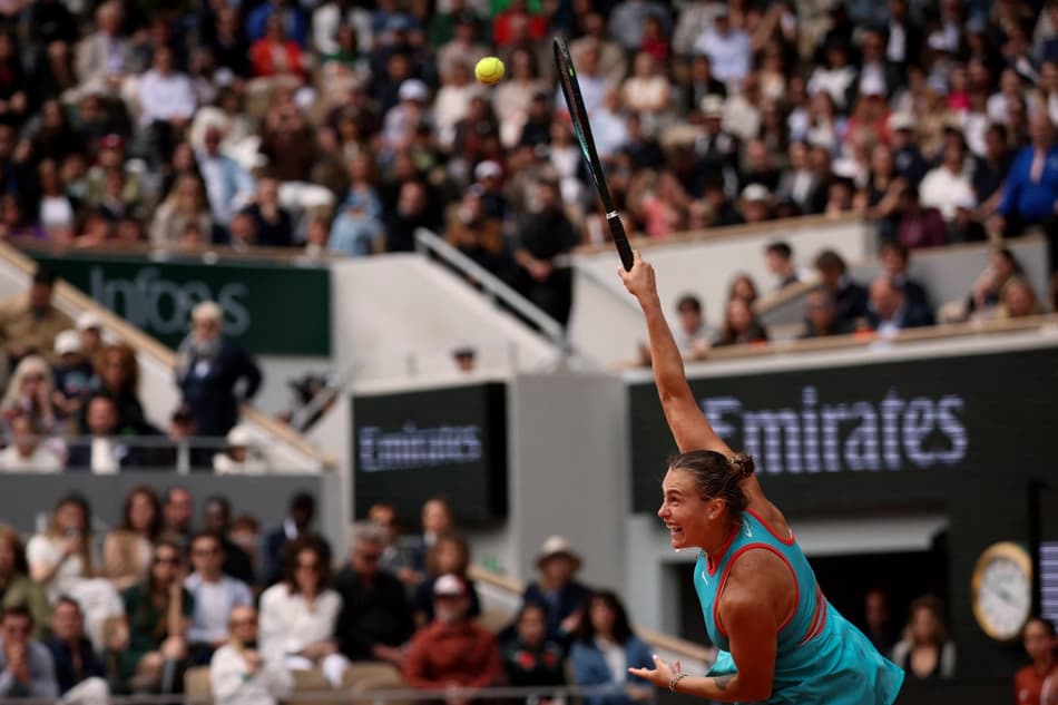 A bielorrussa Aryna Sabalenka saca na final de Roland Garros contra a americana Coco Gauff (Foto: Alain JOCARD / AFP)