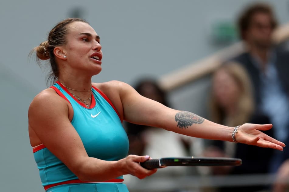 A bielorrussa Aryna Sabalenka gesticula na final de Roland Garros contra a americana Coco Gauff