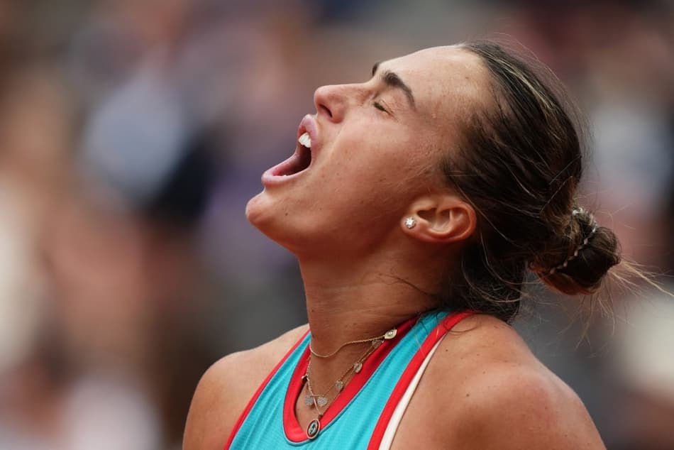 A bielorrussa Aryna Sabalenka grita na final de Roland Garros contra Coco Gauff (Foto: Dimitar DILKOFF / AFP)