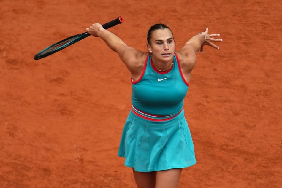 A bielorrussa Aryna Sabalenka gesticula na final de Roland Garros contra a americana Coco Gauff (Foto: Dimitar DILKOFF / AFP)