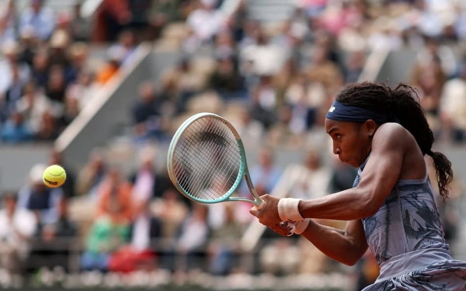 A americana Coco Gauff devolve a bola contra a bielorrussa Aryna Sabalenka na final de Roland Garros (Foto: ALAIN JOCARD / AFP)