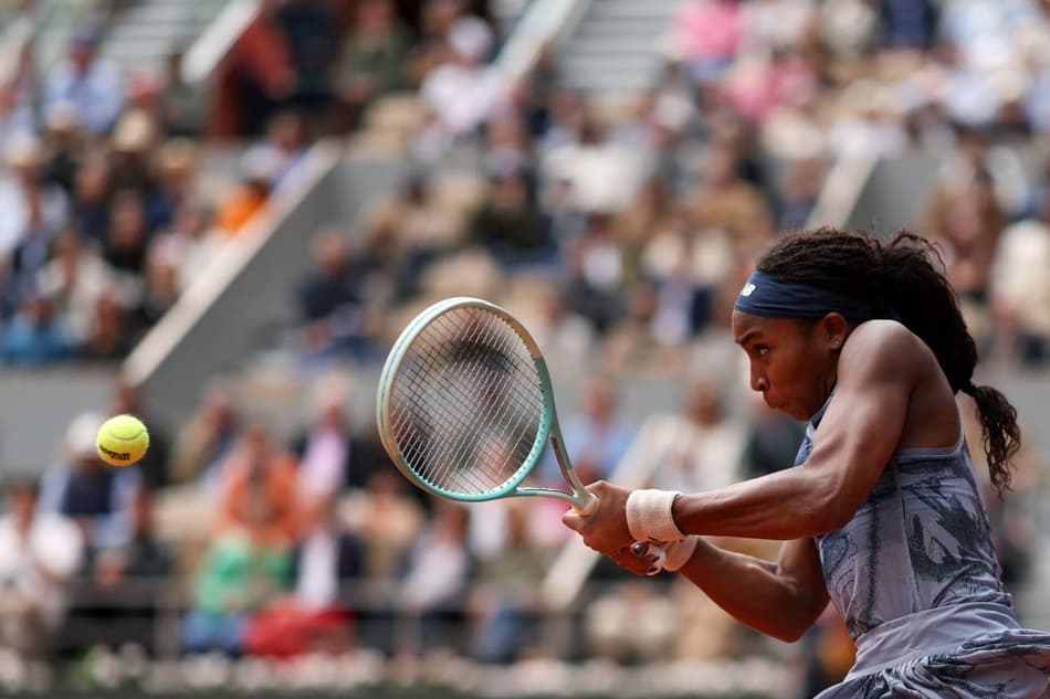 A americana Coco Gauff devolve a bola contra a bielorrussa Aryna Sabalenka na final de Roland Garros (Foto: ALAIN JOCARD / AFP)