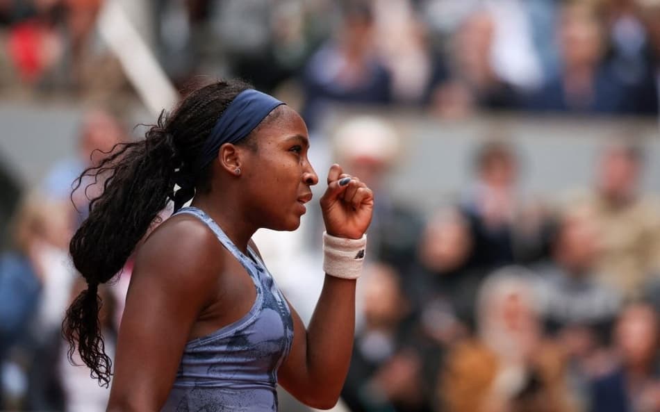 Coco Gauff comemora ponto na vitória de virada sobre a bielorrussa Aryna Sabalenka na final de Roland Garrros (Foto: by ALAIN JOCARD / AFP)