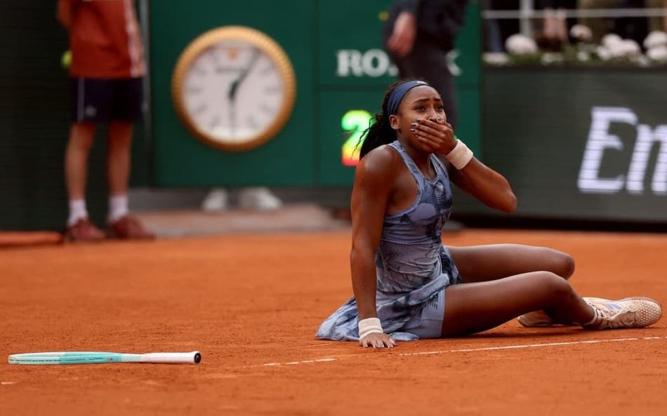 Coco Gauff parece não acreditar na vitória sobre a bielorrussa Aryna Sabalenka na final de Roland Garros (Foto: ALAIN JOCARD / AFP)