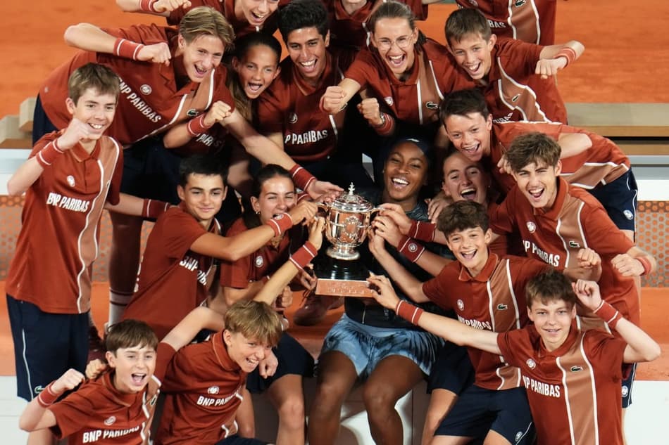 Americana Coco Gauff celebra com os boleiros após o título de Roland Garros (Foto: Dimitar DILKOFF / AFP)