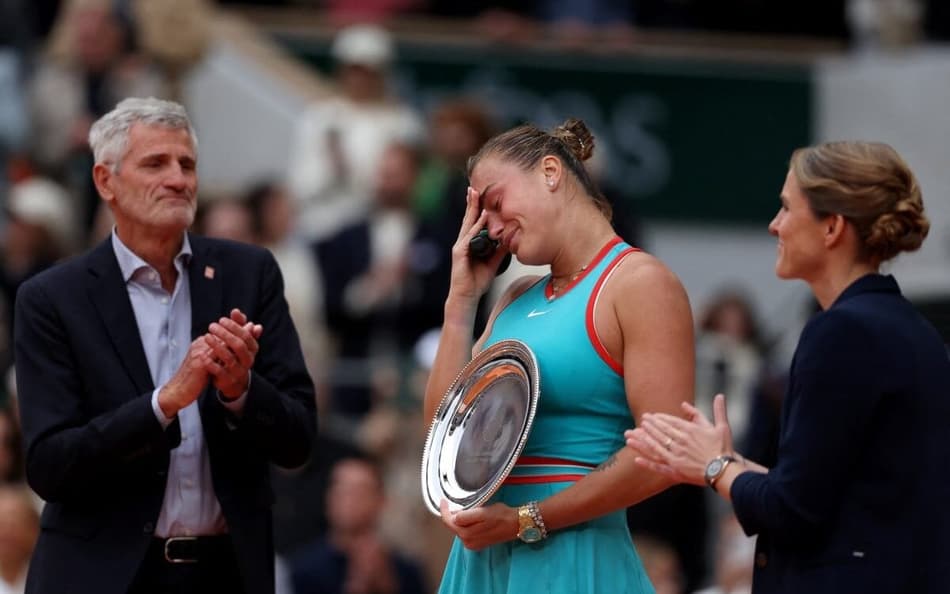 A frustração da bielorrussa Aryna Sabalenka após a derrota para a americana Coco Gauff na final de Roland Garros (Foto: Alain JOCARD / AFP)