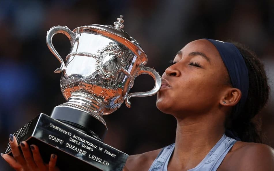 A americana Coco Gauff beija o troféu de Roland Garros após a vitória sobre a bielorrussa Aryna Sabalenka (Foto: Alain JOCARD / AFP)