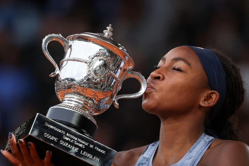 A americana Coco Gauff beija o troféu de Roland Garros após a vitória sobre a bielorrussa Aryna Sabalenka (Foto: Alain JOCARD / AFP)