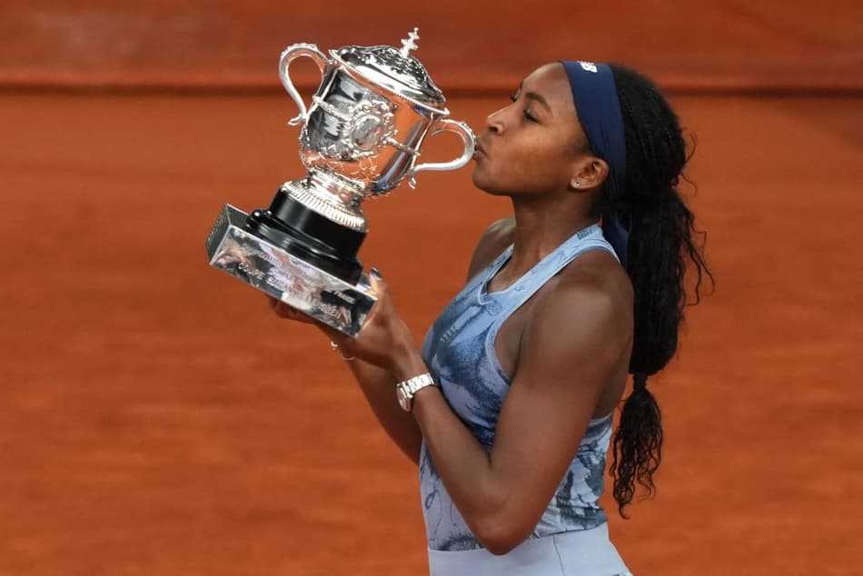 A americana Coco Gauff beija o troféu de Roland Garros (Foto: Dimitar DILKOFF / AFP)
