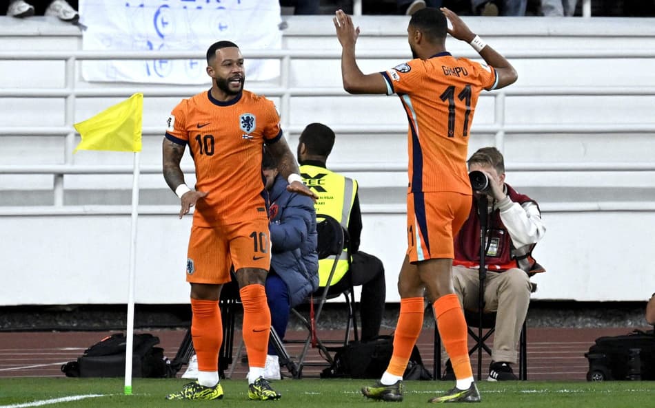 Memphis Depay marcou em Finlândia x Holanda (Foto: Markku Ulander / LEHTIKUVA/AFP)
