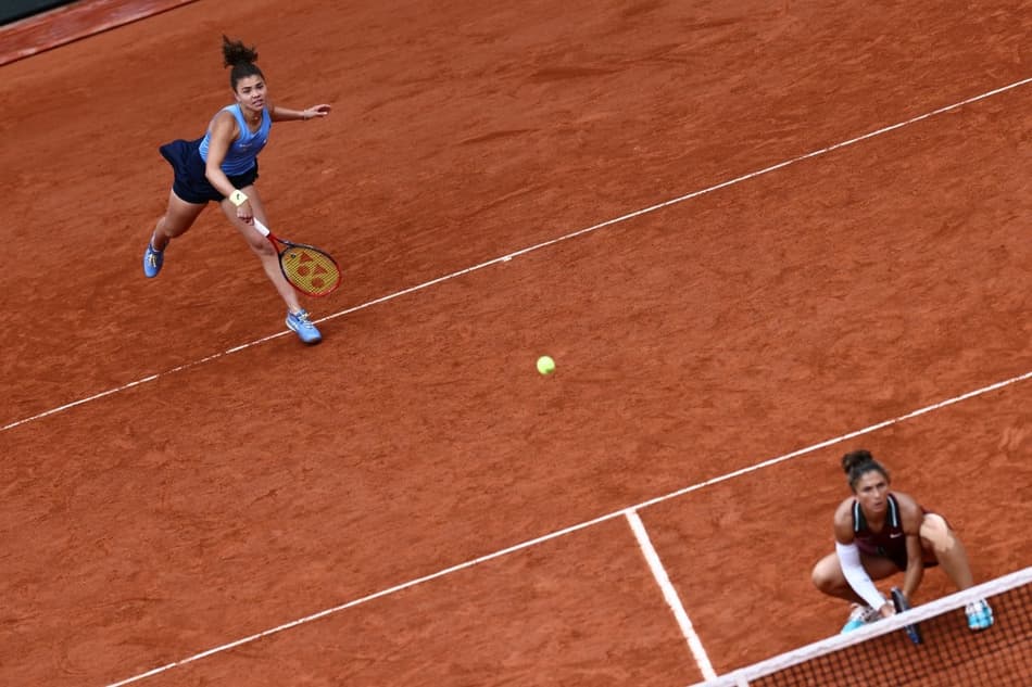 As italianas Sara Errani (e) e Jasmine Paolini na final de dujplas contra a cazaque Anna Danilina e a sérvia Alexandra Krunic (Foto: Thibaud MORITZ / AFP)
