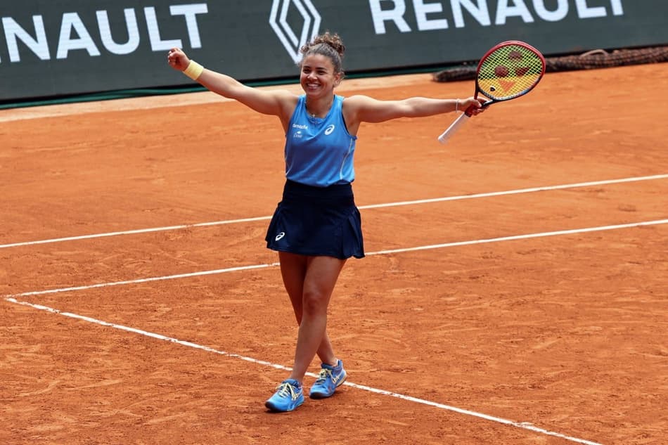 A emoção da italiana Jasmine Paolini com o título de duplas de Roland Garros (Foto: Thibaud MORITZ / AFP)