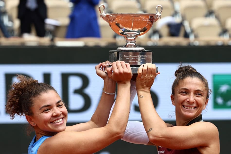 As italianas Jasmine Paolini (e) e Sara Errani com o troféu das duplas femininas de Roland Garros (Foto: Thibaud MORITZ / AFP)