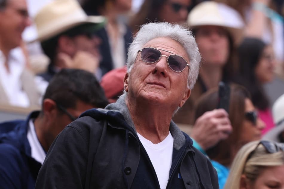 O ator americano Dustin Hofmann marca presença em um dos camarotes de Roland Garros (Foto: ALAIN JOCARD / AFP)