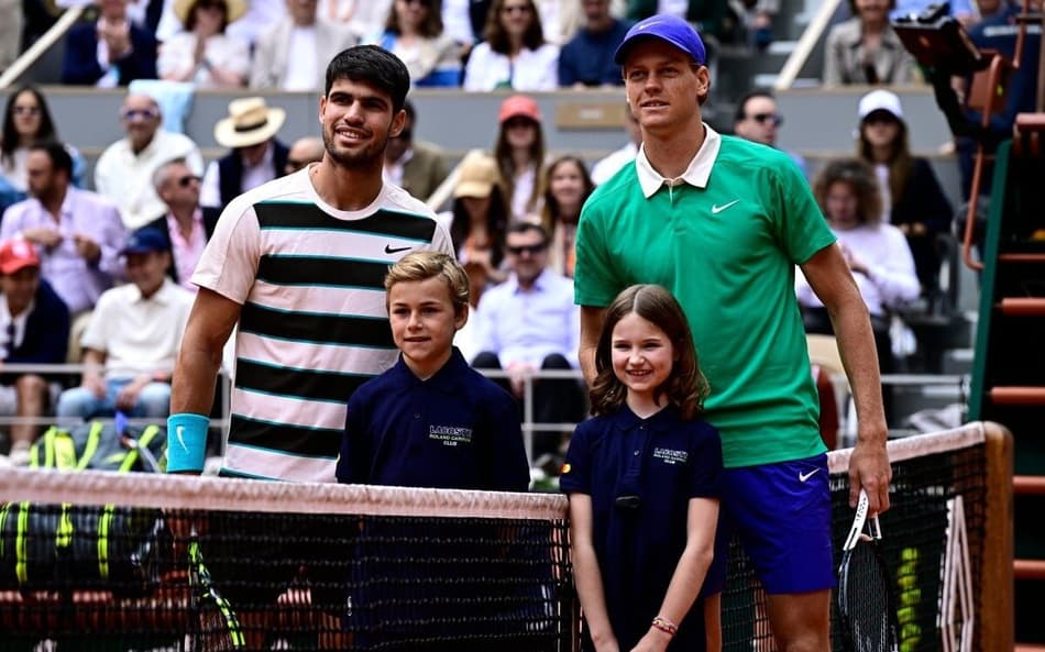O espanhol Carlos Alcaraz e o italiano Jannik Sinner posam na final de Roland Garros (Foto: JULIEN DE ROSA / AFP)
