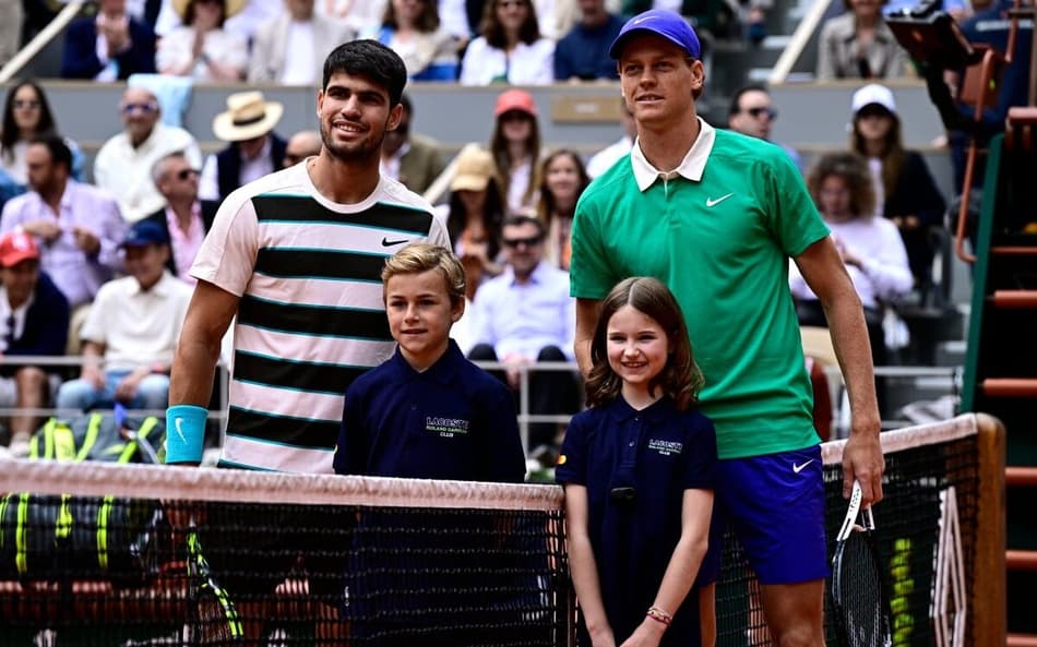 O espanhol Carlos Alcaraz e o italiano Jannik Sinner posam na final de Roland Garros (Foto: JULIEN DE ROSA / AFP)