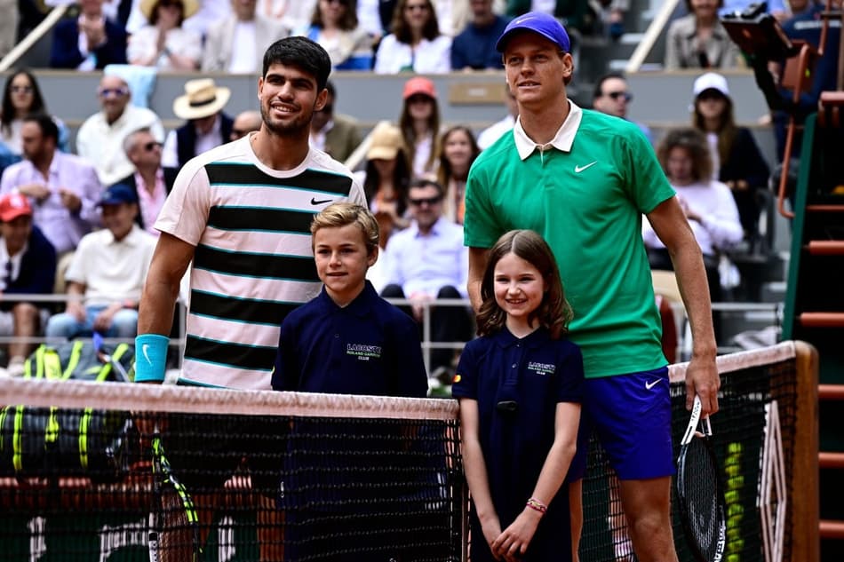 O espanhol Carlos Alcaraz e o italiano Jannik Sinner posam na final de Roland Garros (Foto: JULIEN DE ROSA / AFP)