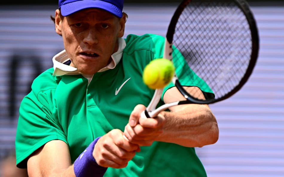 O italiano Jannik Sinner devolve a bola na final de Roland Garros contra o espanhol Carlos Alcaraz (Foto: JULIEN DE ROSA / AFP)