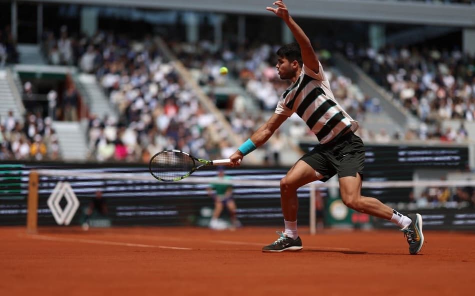 O espanhol Carlos Alcaraz devolve de backhand na final de Roland Garros contra o italiano Jannik Sinner (Foto; Alain JOCARD / AFP)