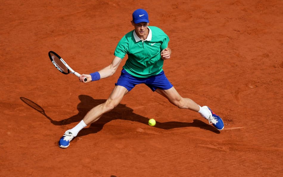 O italiano Jannik Sinner na final de Roland Garros contra o espanhol Carlos Alcaraz (Foto: Dimitar DILKOFF / AFP)