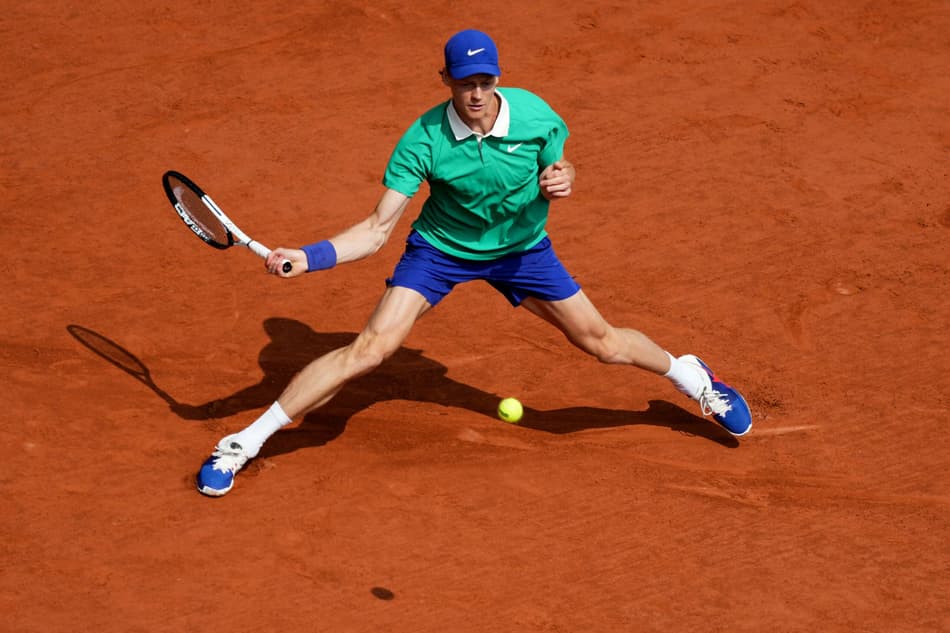 O italiano Jannik Sinner na final de Roland Garros contra o espanhol Carlos Alcaraz (Foto: Dimitar DILKOFF / AFP)