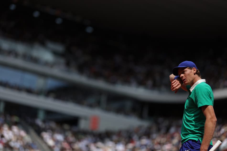 Jannik Sinner enxuga o rosto na final de Roland Garros contra Carlos Alcaraz (Foto: Alain JOCARD / AFP)