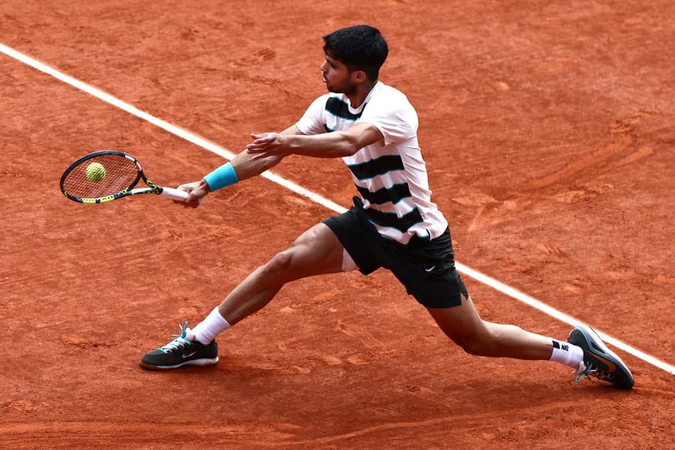 Alcaraz devolve a bola na final de Roland Garros contra Sinner (Foto: Thibaud MORITZ / AFP)