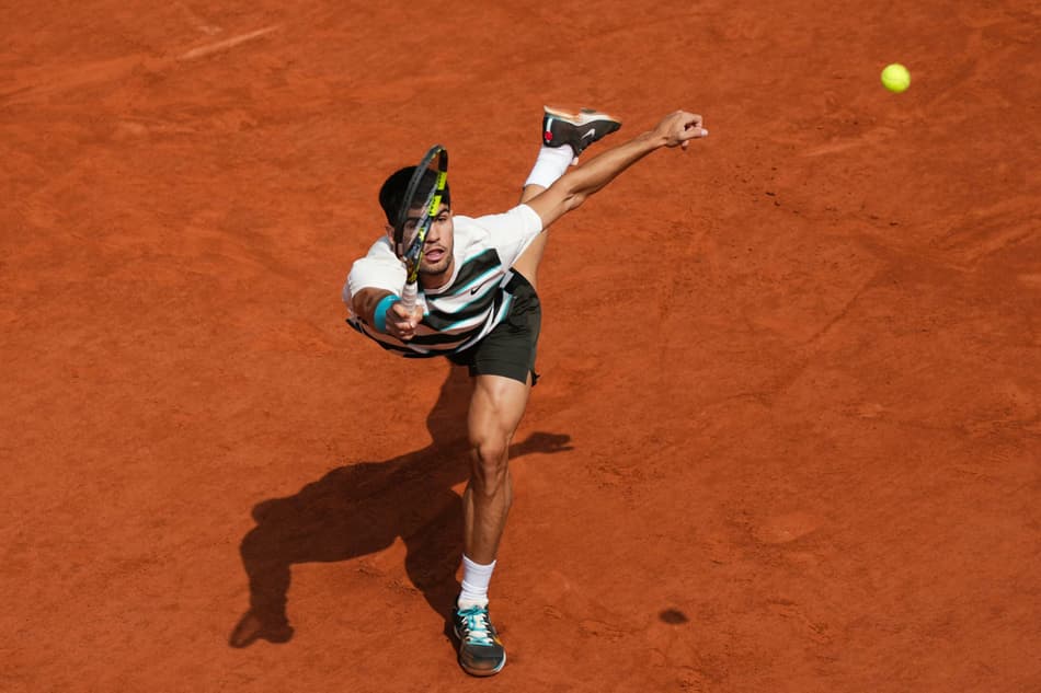 Carlos Alcaraz faz um balé para devolver a bola na final de Roland Garros (Foto: Dimitar DILKOFF / AFP)