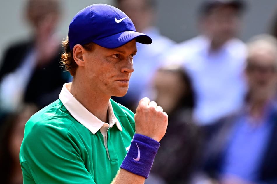 O italiano Jannik Sinner comemora a vitória no primeiro set contra Carlos Alcaraz em Roland Garros (Foto: JULIEN DE ROSA / AFP)