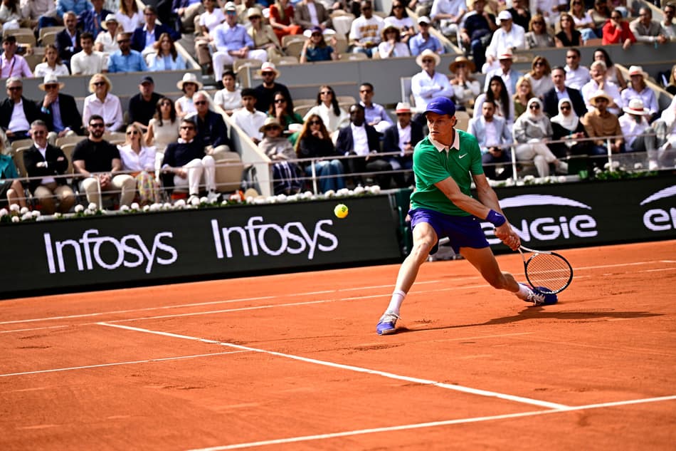 Jannik Sinner acerta o backhand na final de Roland Garros (Foto: JULIEN DE ROSA / AFP)