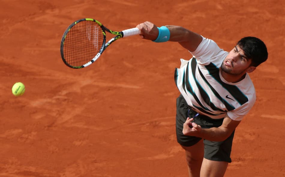 Carlos Alcaraz saca na final de Roland Garros (Foto: Alain JOCARD / AFP)
