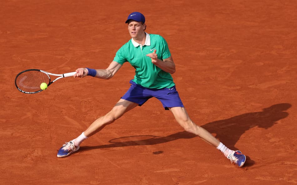 Jannik Sinner na partida contra Carlos Alcaraz em Roland Garros (Foto: ALAIN JOCARD / AFP)