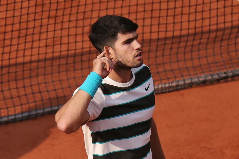 Carlos Alcaraz pede apoio do público na final de Roland Garros (Foto: ALAIN JOCARD / AFP)
