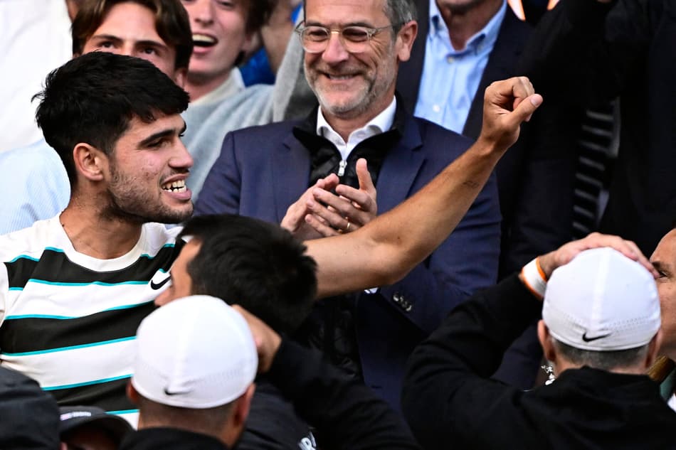 O espanhol Carlos Alcaraz comemora após a virada espetacular conra Jannik Sinner na final de Roland Garros (Foto: JULIEN DE ROSA / AFP)