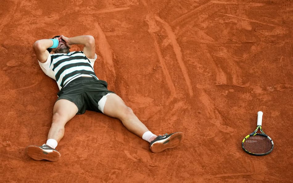 A emoção de Carlos Alcaraz com o bicampeonato de Roland Garros (Foto: Dimitar DILKOFF / AFP)